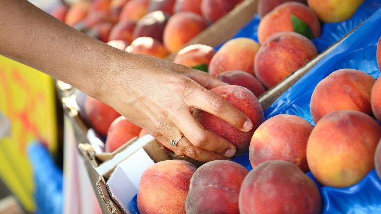 Tips for Selecting Juicy, Flavorful Peaches