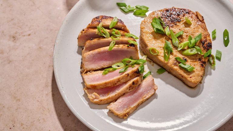 Recipe for Tuna Steaks Marinated in Aromatic Soy and Ginger