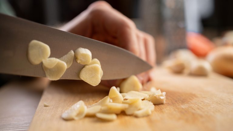 The Brilliant Method to Eliminate Persistent Garlic Odor from Your Hands