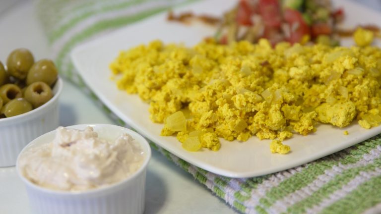 How to Make Scrambled Tofu Taste Like Eggs