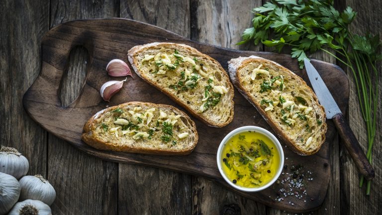 Which is Better for Homemade Garlic Bread: Garlic Powder or Garlic Salt?