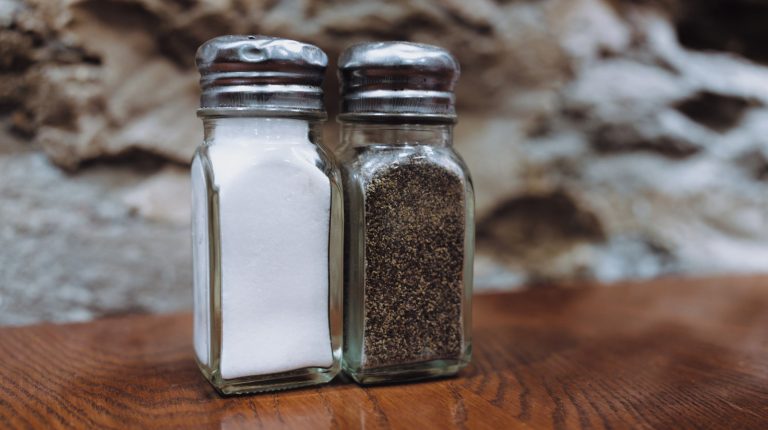 A Simple Trick to Differentiate Between Salt and Pepper Shakers