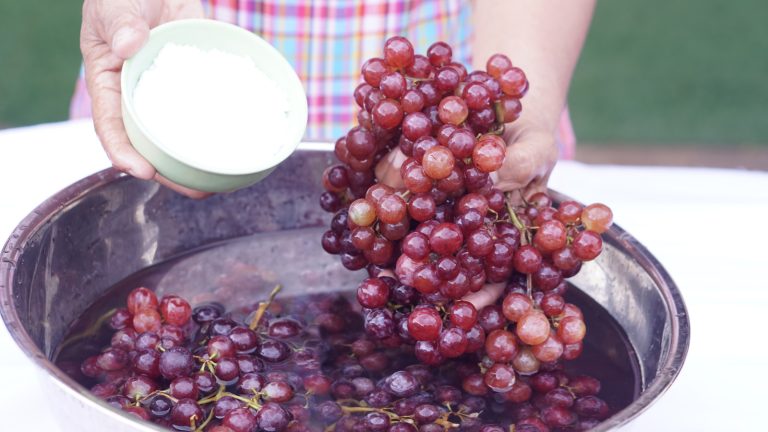 3 Simple Ways to Clean Grapes