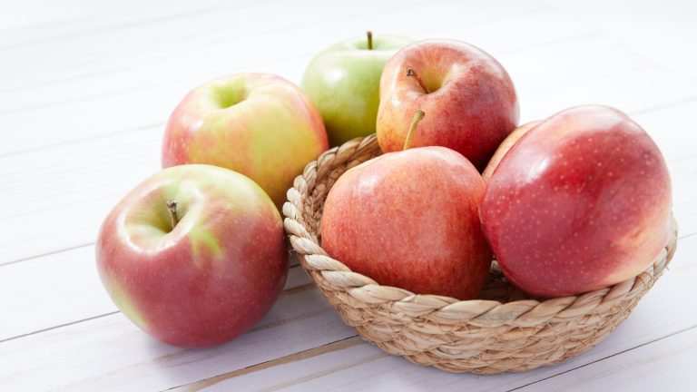 Remove the Wax Coating from Apples Using Just 2 Pantry Staples