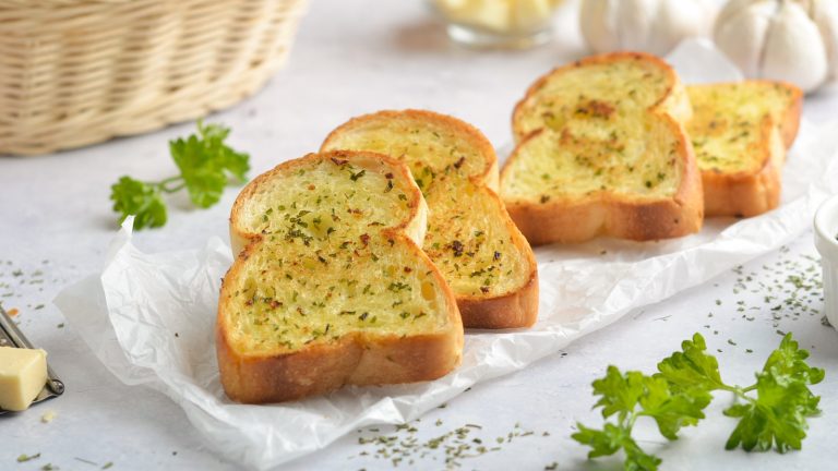 A Simple Tip to Elevate Your Garlic Bread That You Might Not Have Considered