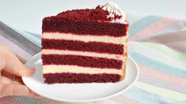 The Innovative Cake Cutting Method You Need to Try for Fewer Crumbs