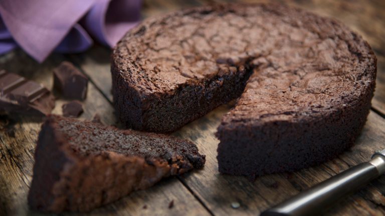 How to Bake a Chocolate Cake on a Stovetop