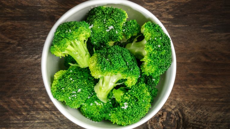 How to Boil Fresh Broccoli to Keep It Crunchy
