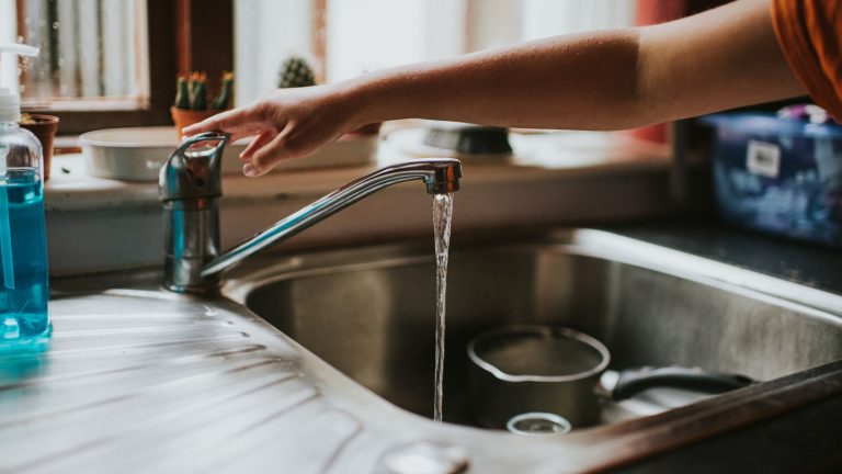Here's How Experts Permanently Eliminate Unpleasant Kitchen Sink Odors