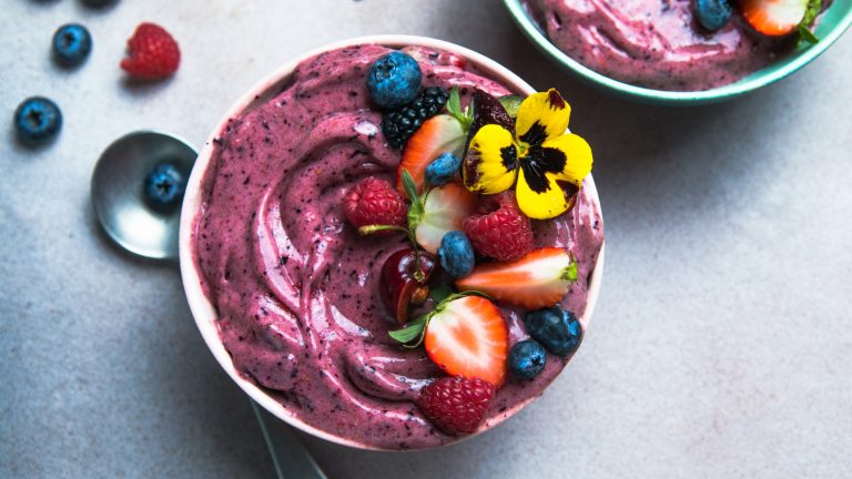 Frozen Açaí vs. Powdered: Which Is the Superior Choice for Breakfast Bowls?