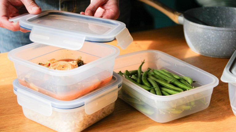 Eliminate Unpleasant Odors from Food Containers Using This Simple 2-Ingredient Solution