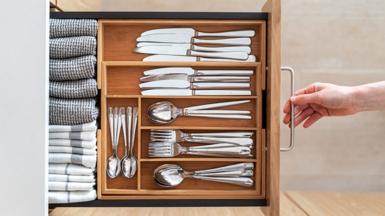 The Best Method for Safely Storing Kitchen Knives in a Drawer