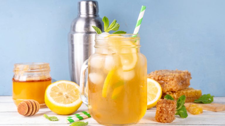 Transforming a Mason Jar into a Drinkable Juicer