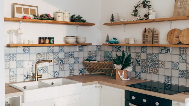 11 Innovative Ideas for Styling Open Kitchen Shelves