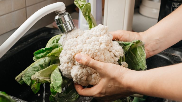 Don't Discard Cauliflower Leaves: Transform Them Into a Delicious and Easy Snack