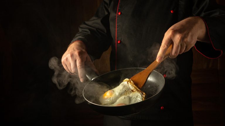 What is the Ideal Pan Temperature for Frying Eggs?