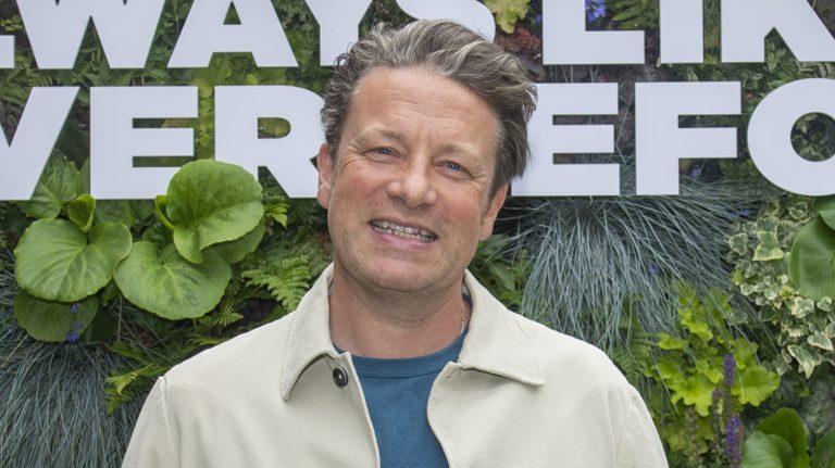 Jamie Oliver Reveals the Proper Way to Enjoy a Drink at a Pub - Exclusive Interview