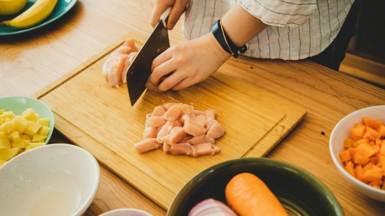 Rubber vs. Wooden Cutting Boards: Understanding the Differences