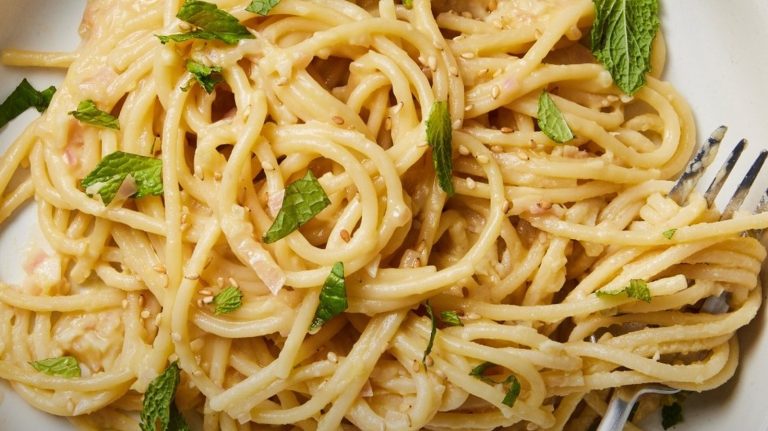 Pasta Tossed in Hummus: The Creamy Alternative Captivating Food Enthusiasts
