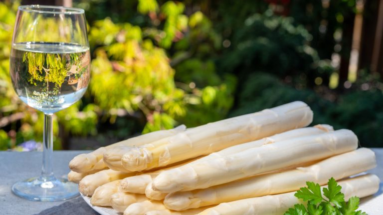 Key Considerations for Pairing Wine with White Asparagus