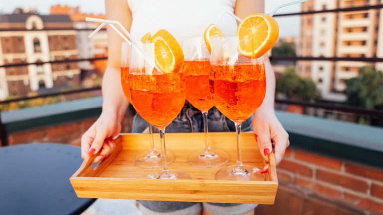 How to Serve Stylish Cocktails to a Crowd Without the Stress