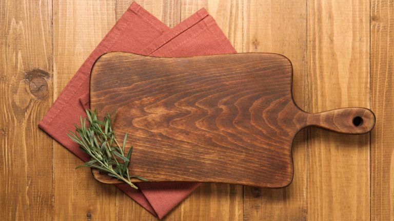 Why Your Wooden Board Retains a Charcuterie Aroma