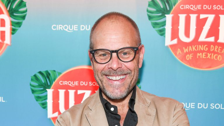 Alton Brown's Preferred Drink Order That Showcases a Bartender's Expertise