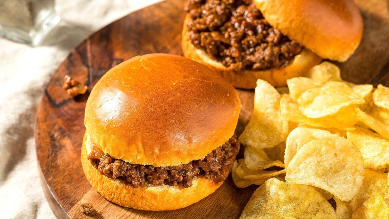 How to Prepare Vegetarian Sloppy Joes Using a Single Pantry Staple