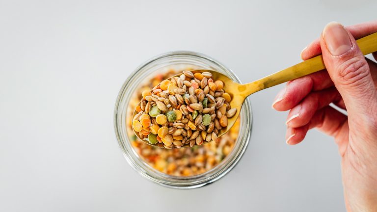 A Guide to Layering Ingredients for Meal-Prepping Mason Jar Chili