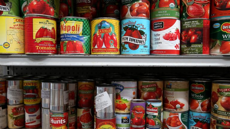 Transform a Tomato Can into a Stunning Centerpiece