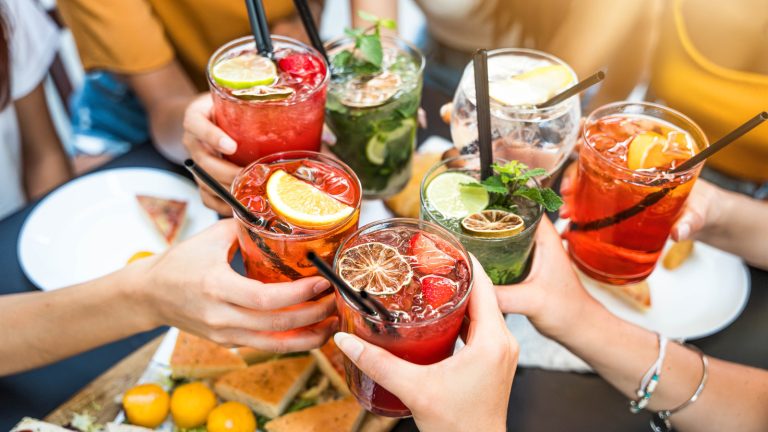 How to Play China's Popular '5-10-15-20' Drinking Game