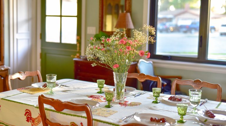 18 Ways to Create a Romantic Atmosphere in Any Dining Space