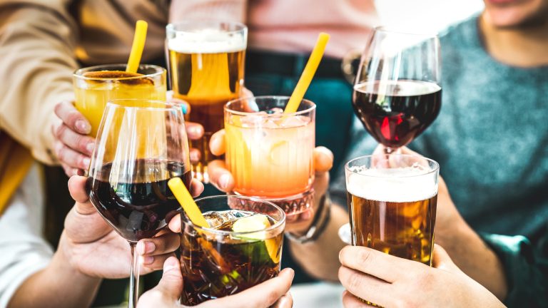 The Cheesecake Factory vs. Longhorn Steakhouse: Which Offers a More Affordable Happy Hour?