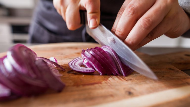 The Benefits of Microwaving Raw Onions